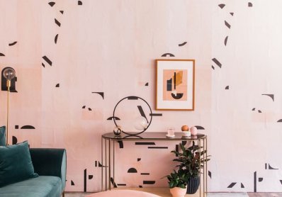 Sala de estar com teto colorido e papel de parede